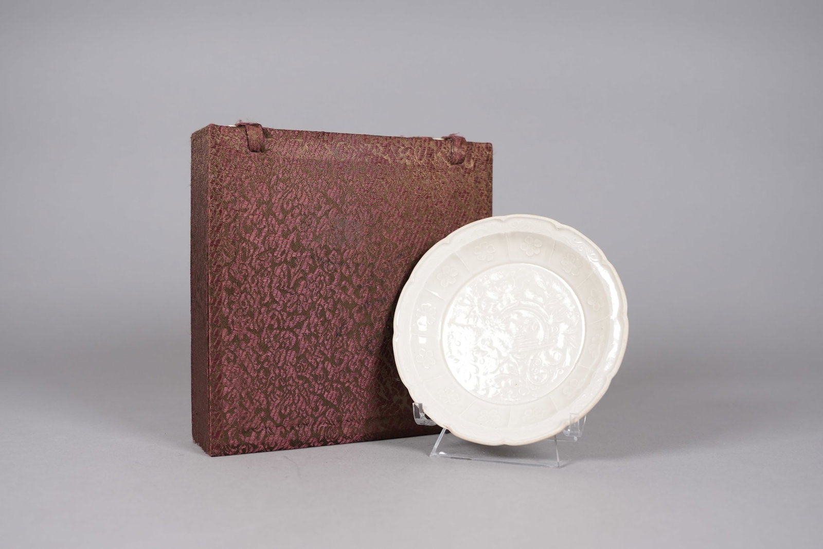 Chinese fine antique saucer Song dynasty: Chinese fine antique white glaze saucer. One of the side rim has slight damage. H: 0.7" x W: 5.5." From Song dynasty.