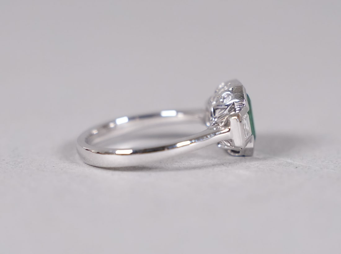 Platinum natural emerald diamond ring - 3