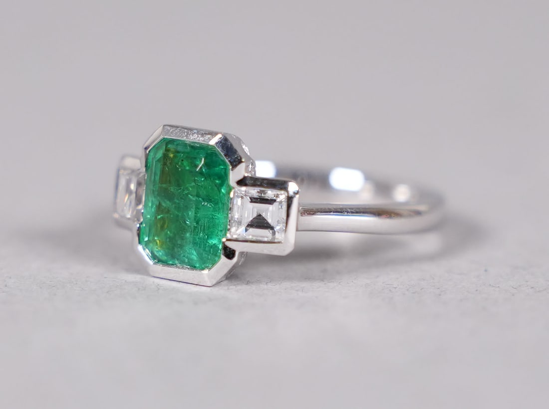 Platinum natural emerald diamond ring - 5