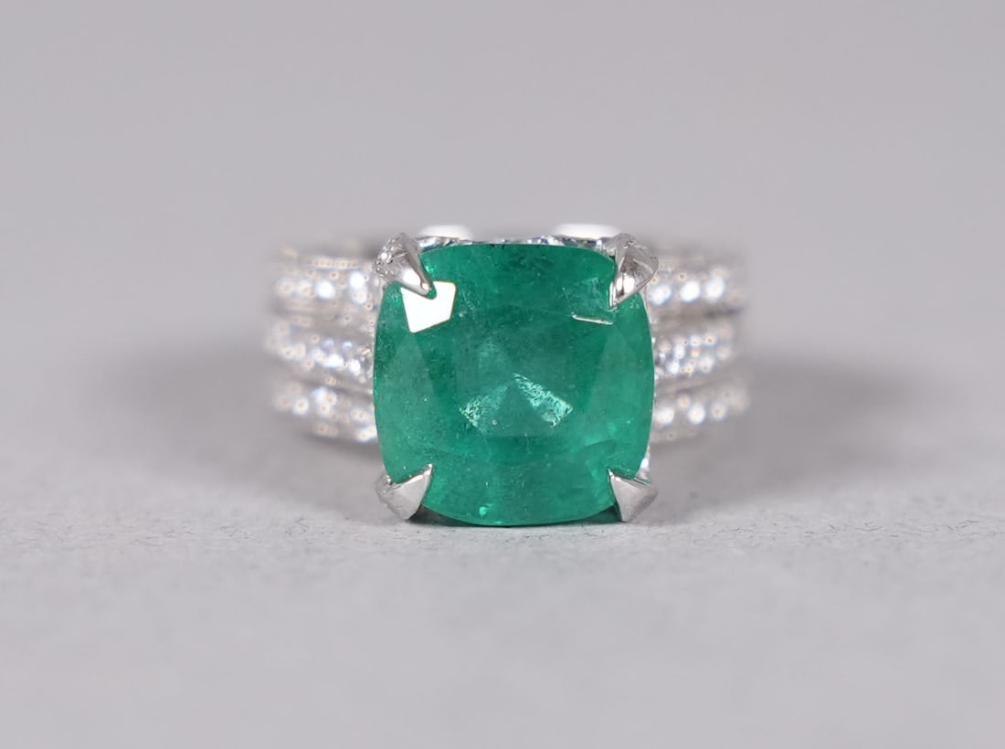 Platinum natural emerald diamond ring - 2
