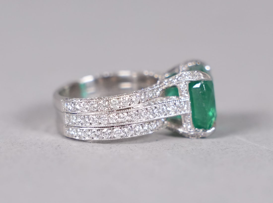 Platinum natural emerald diamond ring - 3