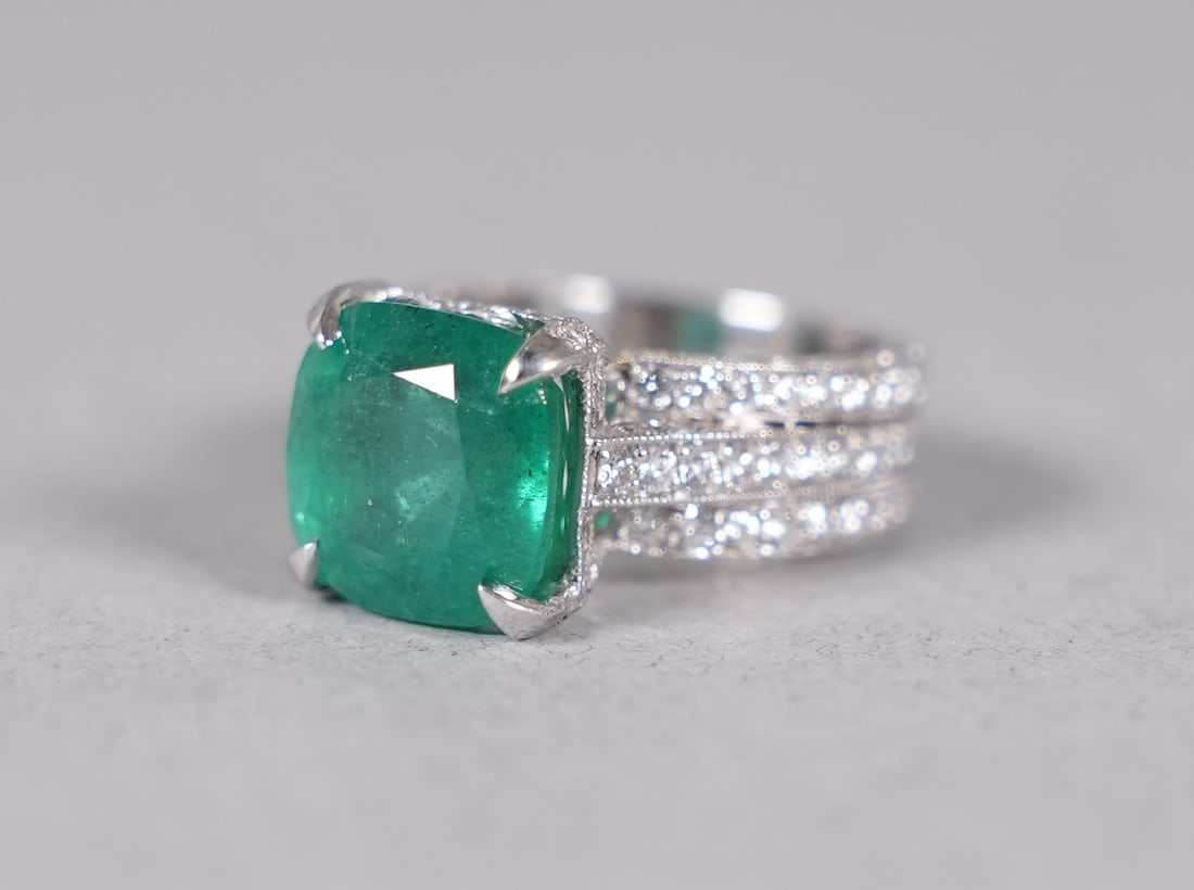 Platinum natural emerald diamond ring - 5