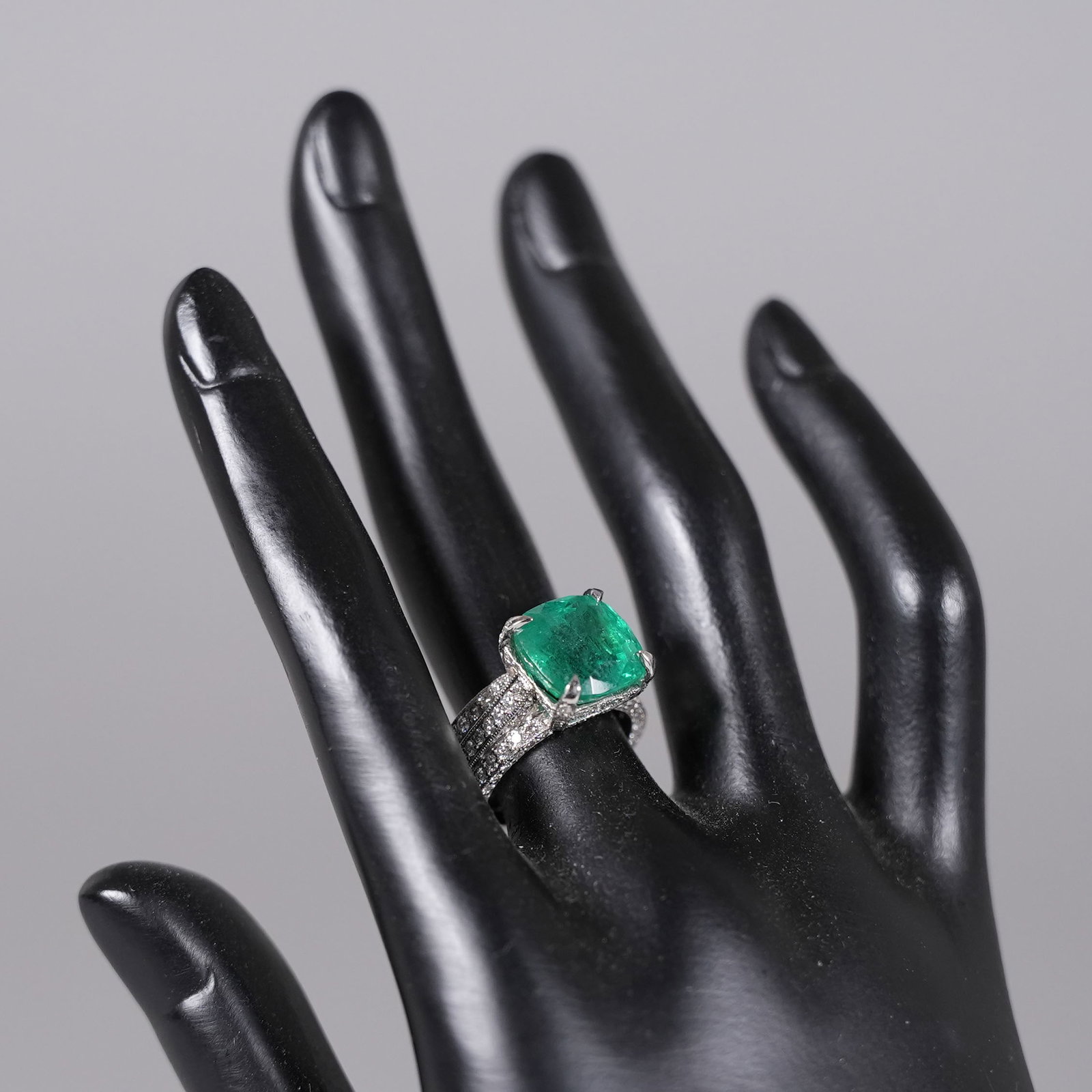 Platinum natural emerald diamond ring - 6