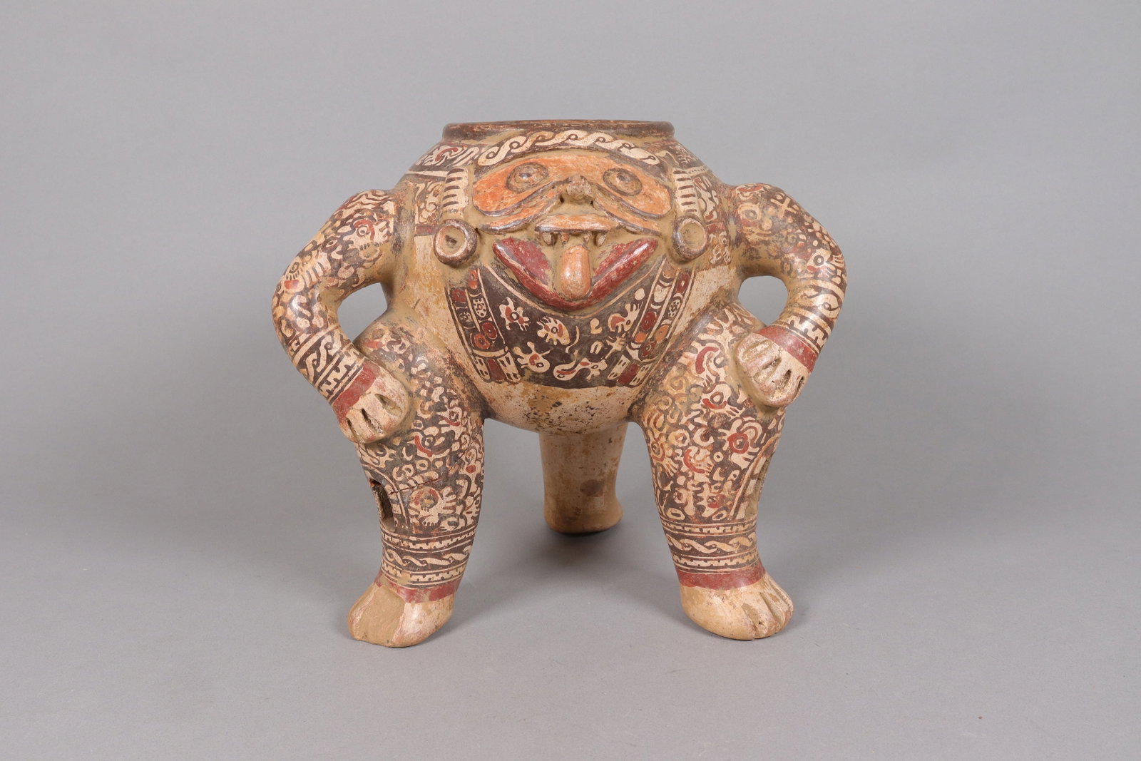 Important Pre-Columbian large pot: Important fine Pre-Columbian fine pot, bottom leg has damage. Please refer to detail photos, from an estate. All sales are final, and condition selling it as is. H: 10" x W: 10.75."