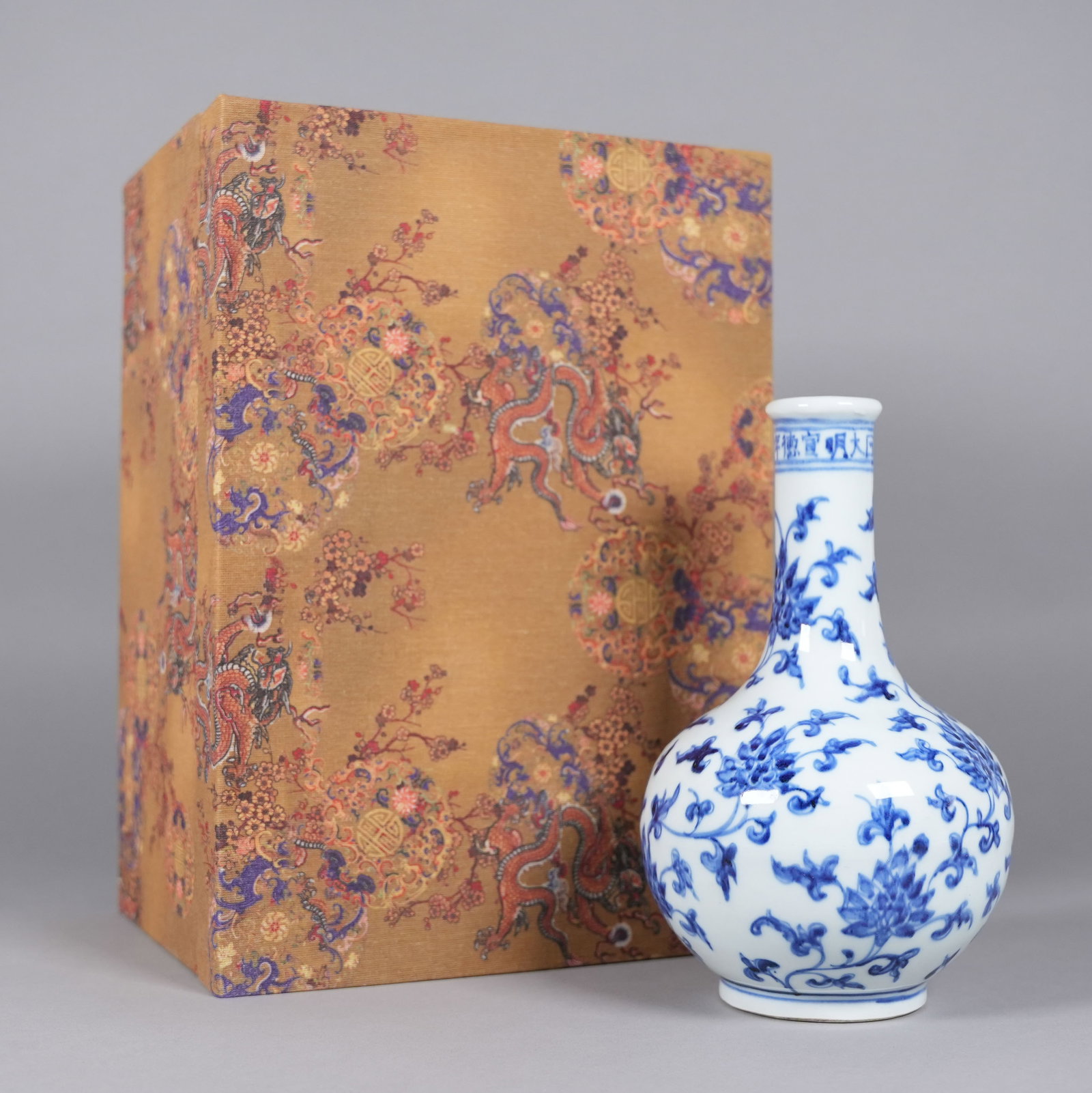 Chinese fine b/w vase with box: Chinese fine blue and white vase with heavy silk box. H: 9.1" x W: 5.5."