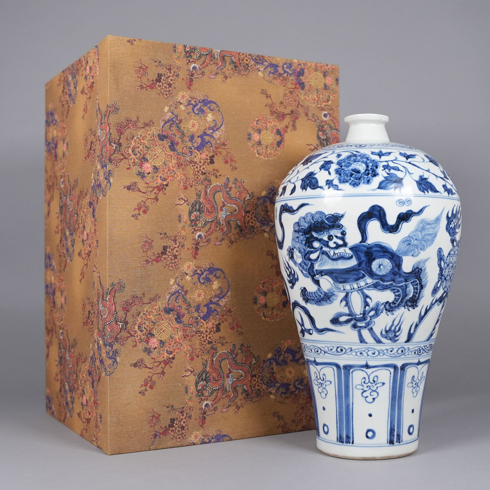 Chinese tall b/w fine vase with box: Chinese tall blue and white fine vase, with heavy silk box. H: 13.2" x W: 7.5."