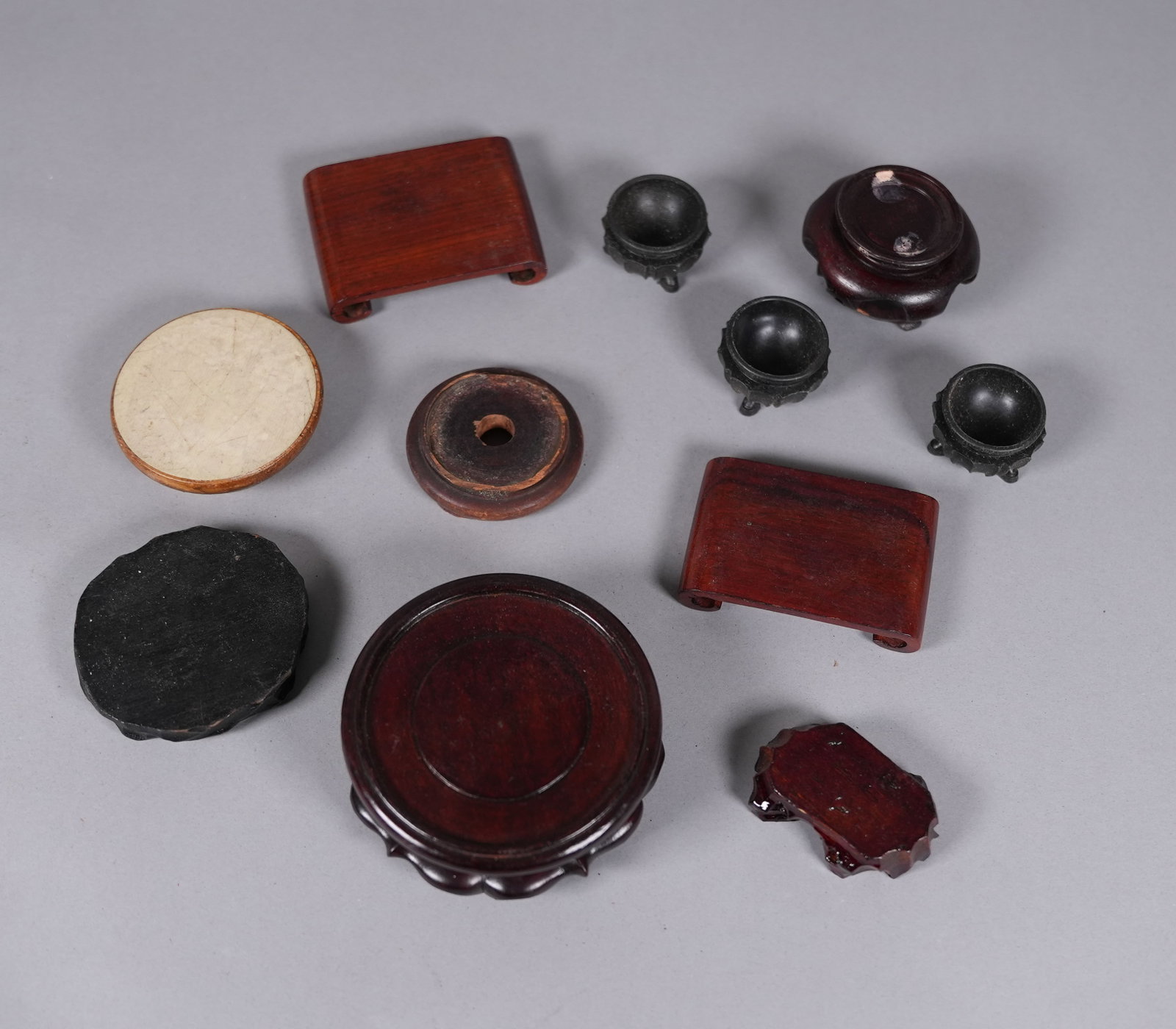 Lots Chinese wooden stands: Lots Chinese fine wooden stands.