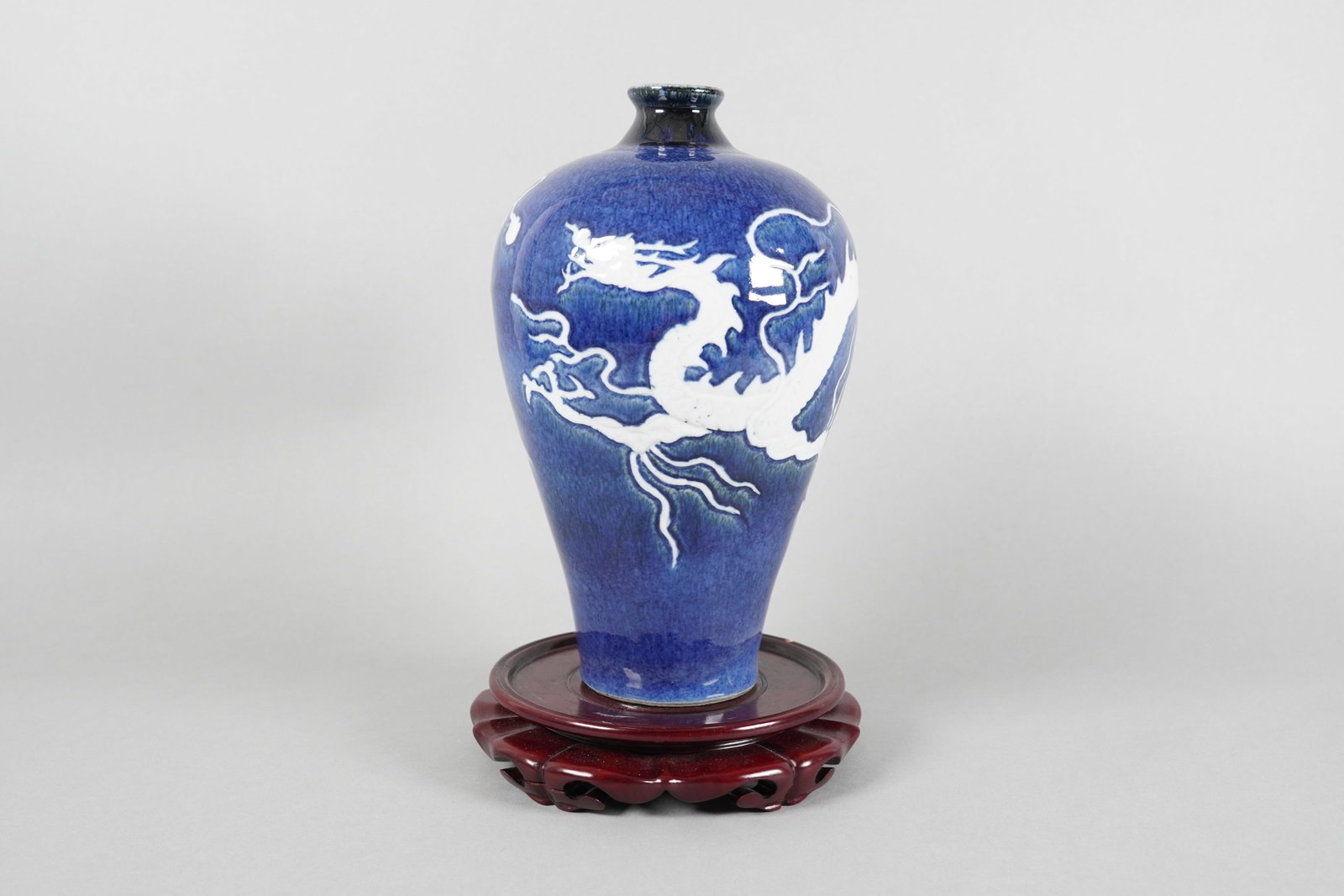 Chinese fine blue dragon vase: Chinese fine blue dragon vase. H: 10.5" x W: 6."