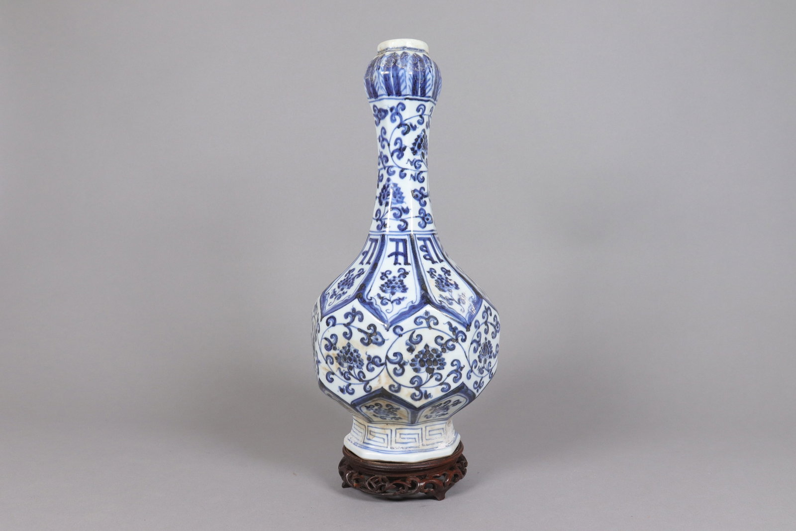 Chinese fine b/w vase: Chinese fine b/w vase. H: 14.2" x W: 6.2."