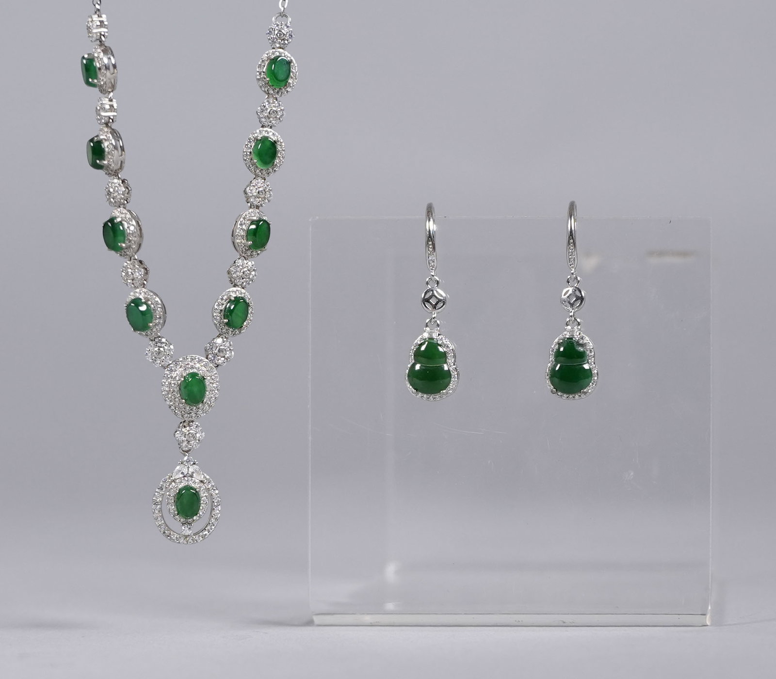 Lots natural jadeite with sterling: Lots natural jadeite with sterilng.