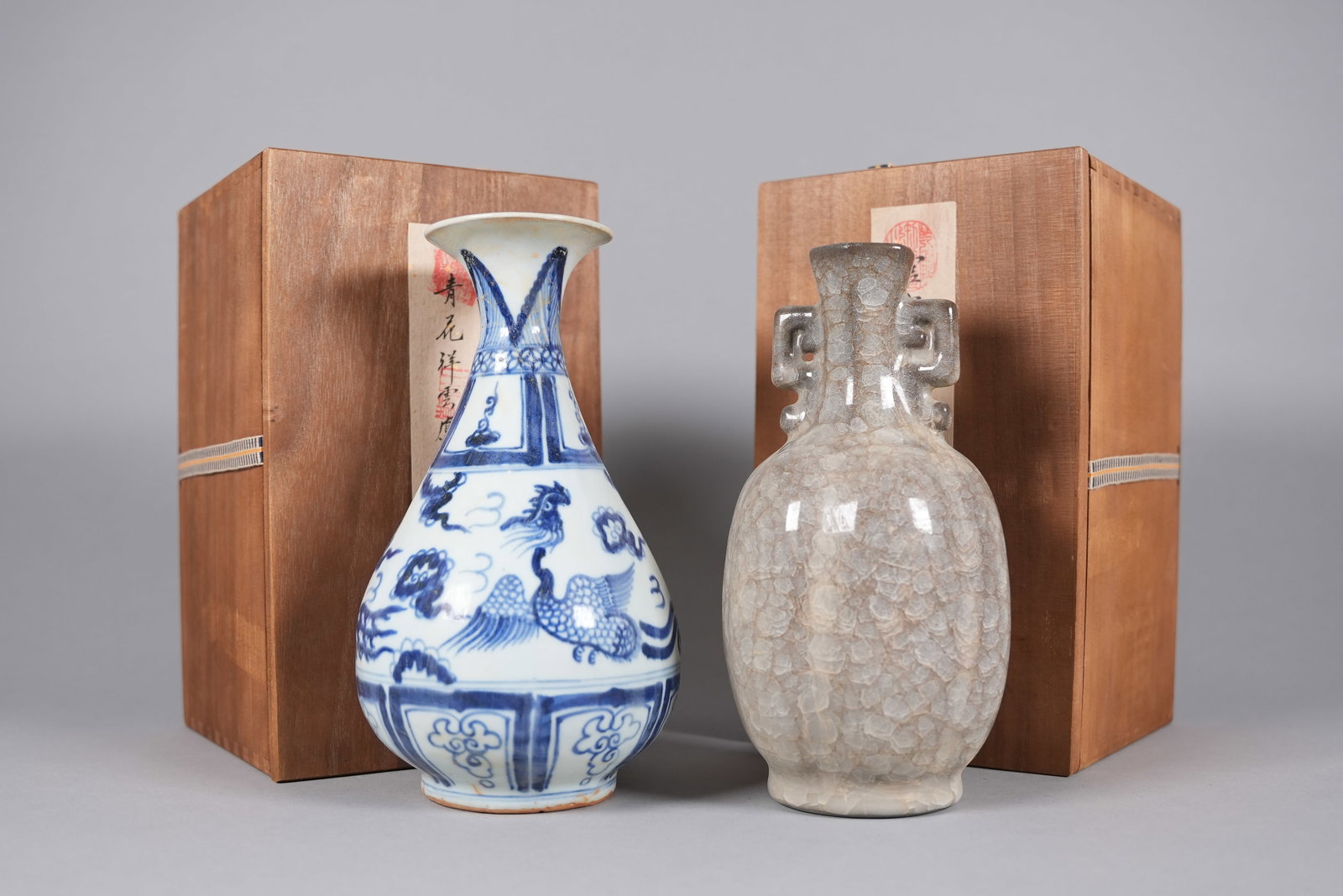 2 Chinese fine vase with wooden box: 2 Chinese fine vase with wooden box. Largest H: 10.25" x W: 4.26."