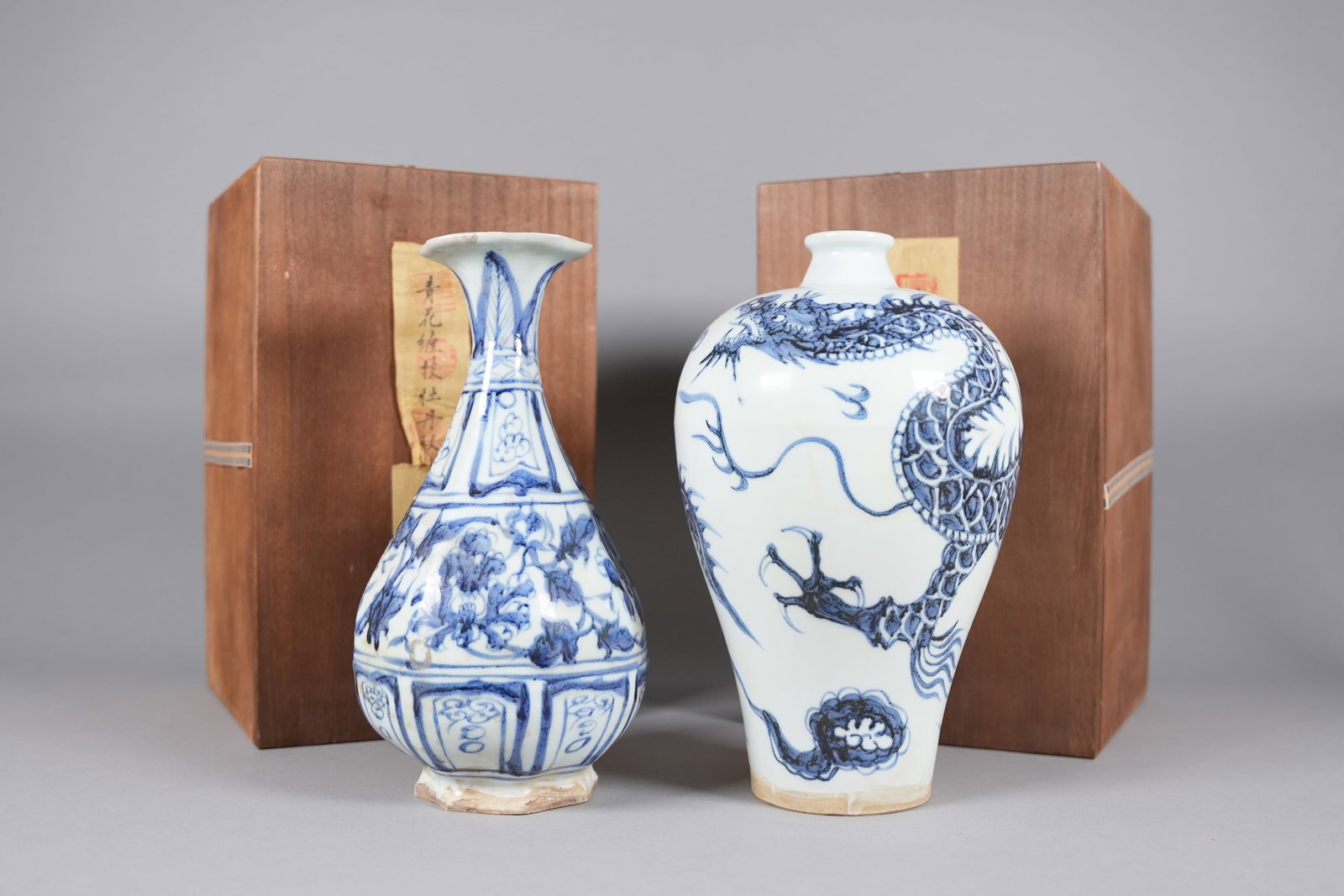 2 Chinese b/w fine vase with wooden box: 2 Chinese blue and white fine vase with wooden box. Largest H: 10.4" x W: 5.5."