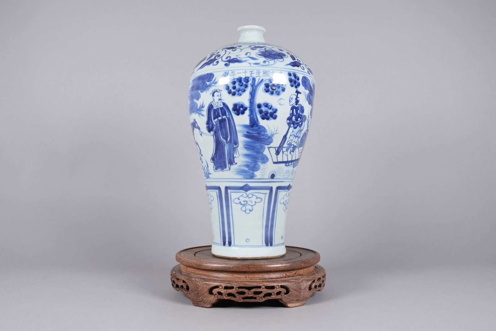 Chinese tall b/w fine vase with box: Chinese tall fine blue and white vase. H: 13.75" x W: 7."