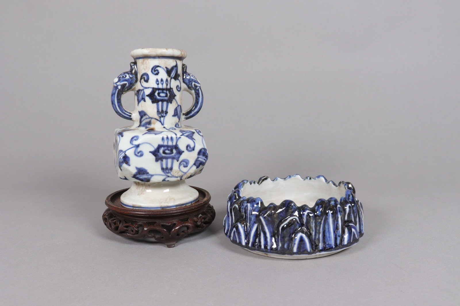 2 Chinese fine b/w porcelain items (1 of 7)