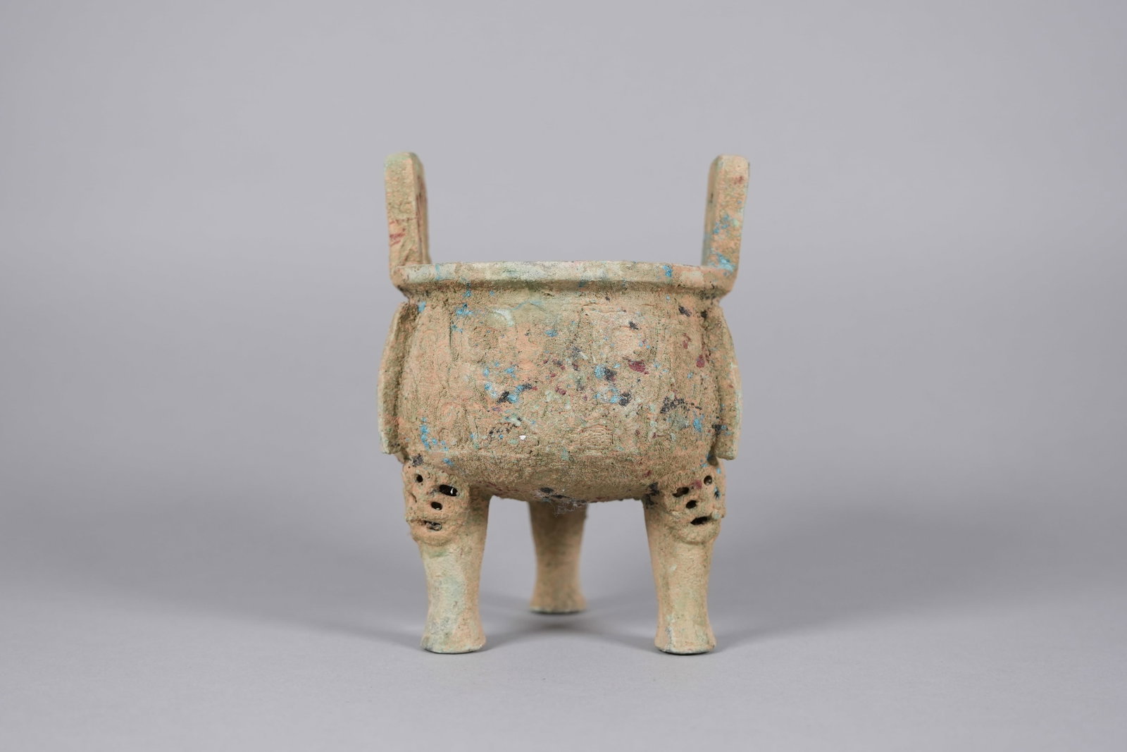 Chinese fine bronze vessel: Chinese fine bronze vessel. H: 7.6" x W: 5.6."