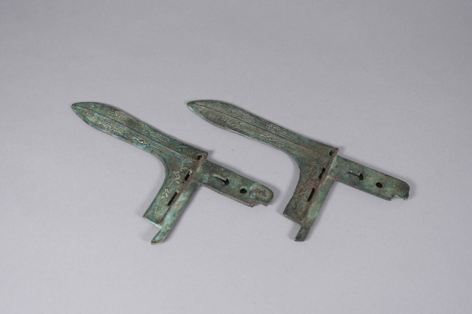 2 Chinese fine bronze knife: 2 Chinese fine bronze knife. H: 10" x W: 4.5."