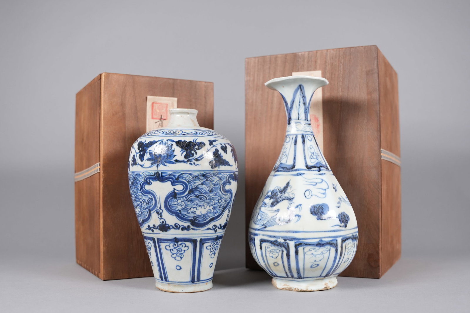 2 Chinese fine vase with wooden box: 2 Chinese fine vase with wooden box. Largest H: 10.2" x W: 5.1."