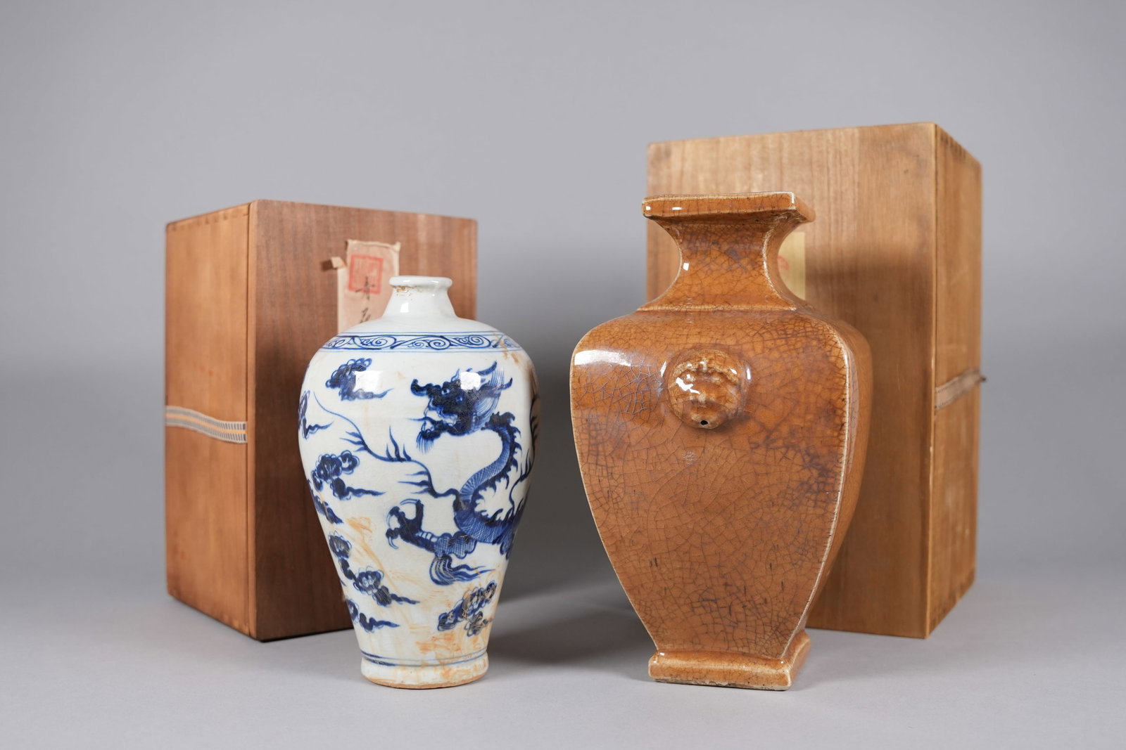 2 Chinese fine vase with wooden box: 2 Chinese fine vase with wooden box. H: 11" x W: 7.6."
