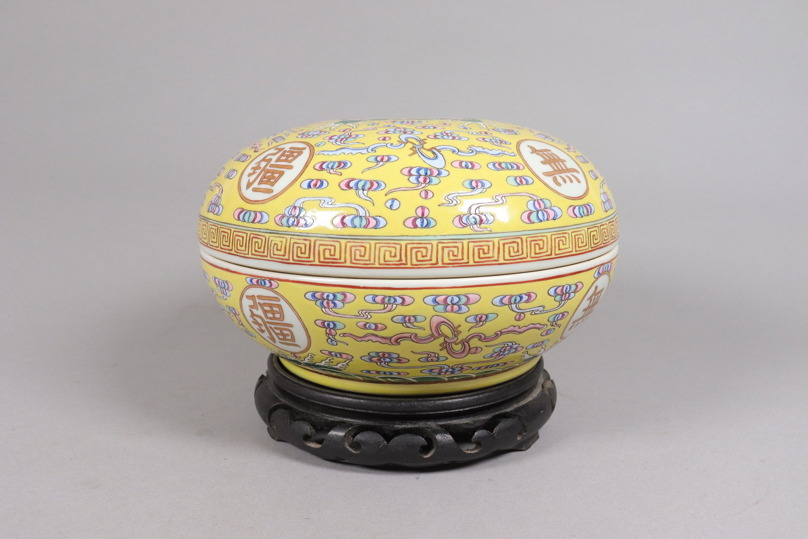 Chinese fine large porcelain box (1 of 7)