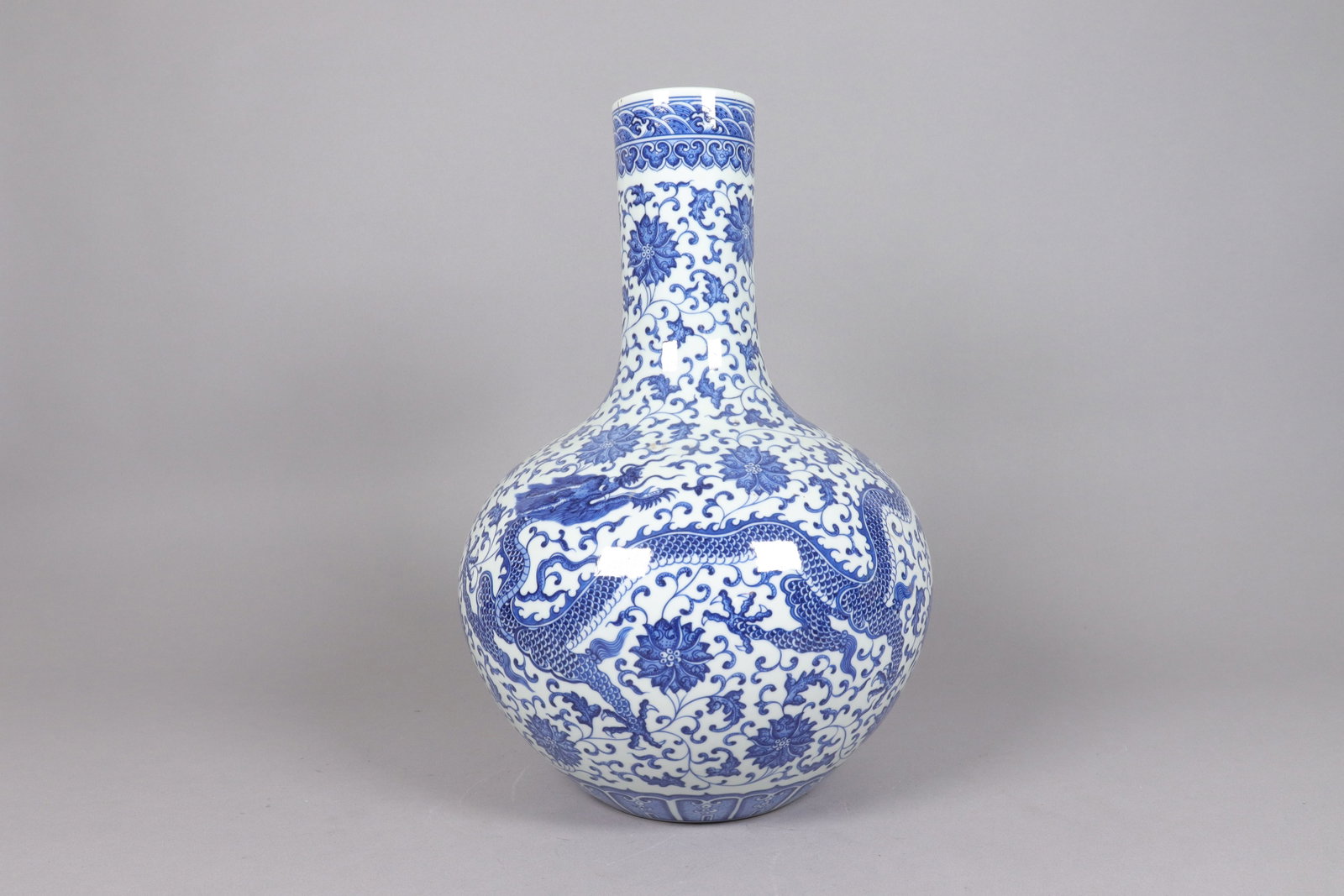 Chinese tall b/w fine vase (1 of 6)