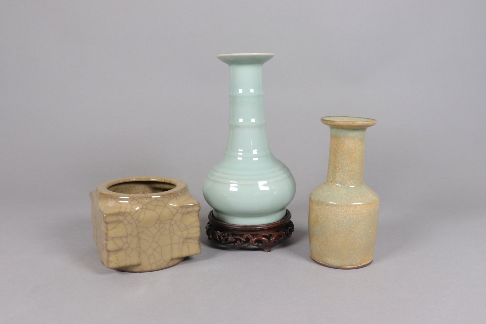 3 Chinese fine vase: 3 Chinese fine vase, largest H: 8.25" x W: 4.25."