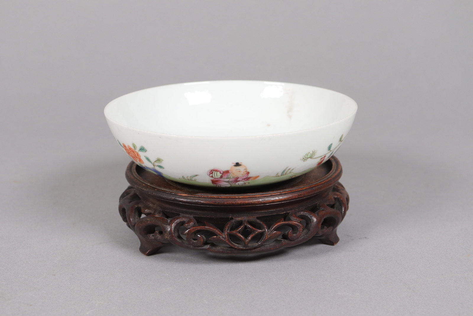 Chinese antique fine bowl: Chinese antique fine bowl, possibly Qing dynasty. H: 1.5" x W: 5."