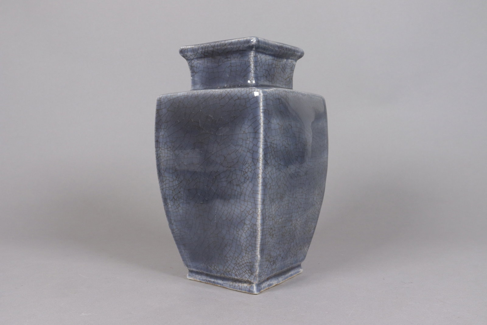 Chinese fine crackled vase: Chinese fine crackled vase. H: 10.25" x W: 5.5."