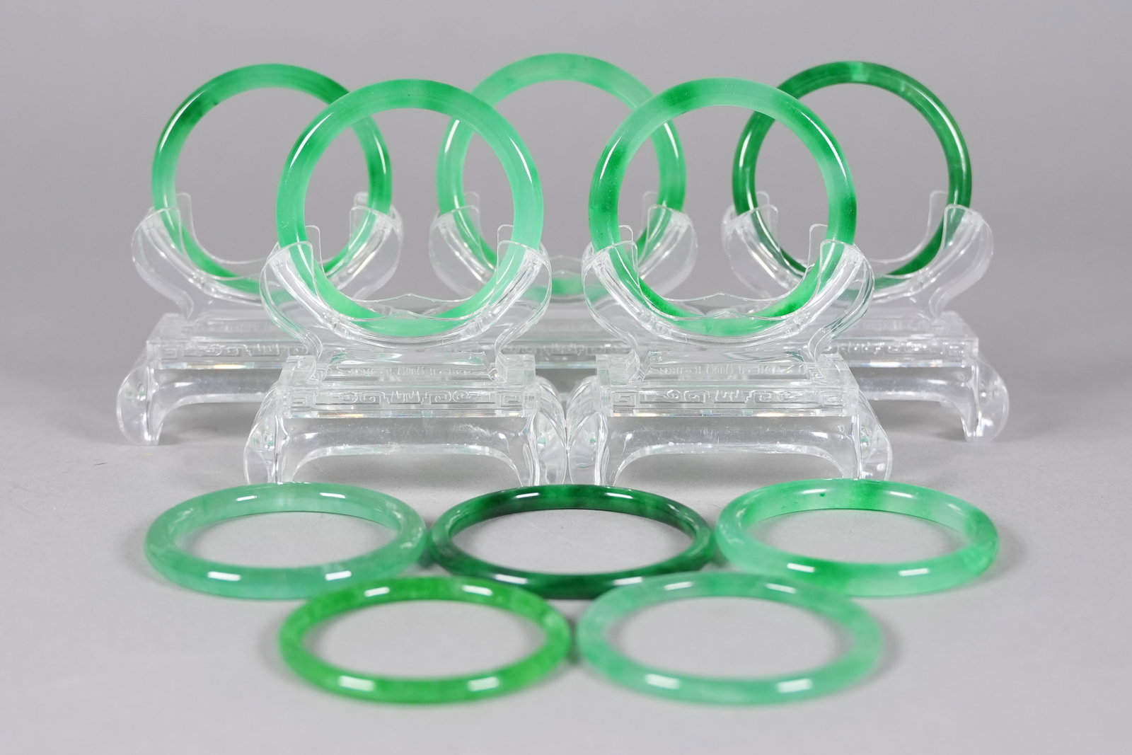 Lots Chinese apple green bangles: Lots Chinese apple green bangles.