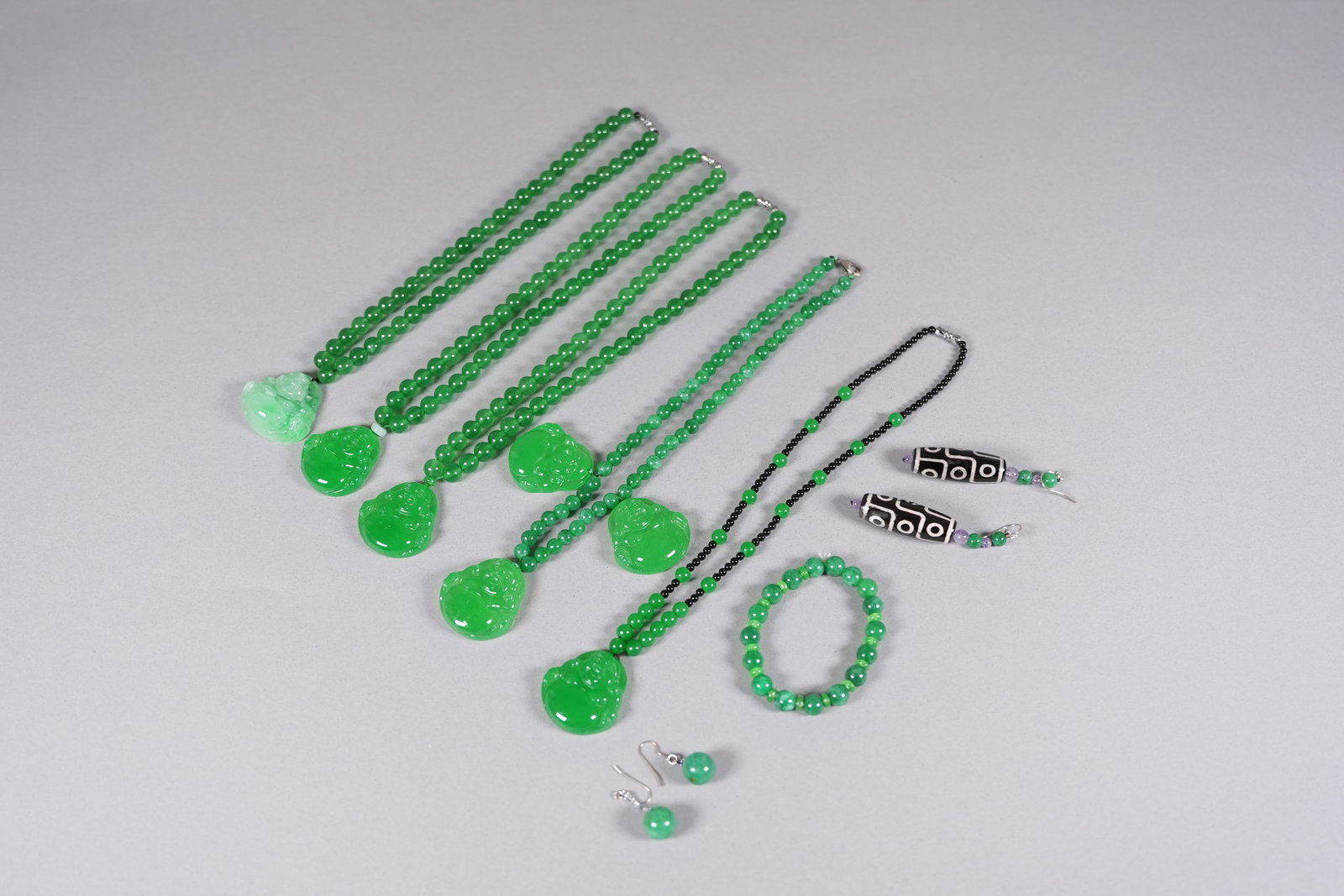 Lots Chinese apple green jewelry: Lots Chinese apple green fine jewelry.