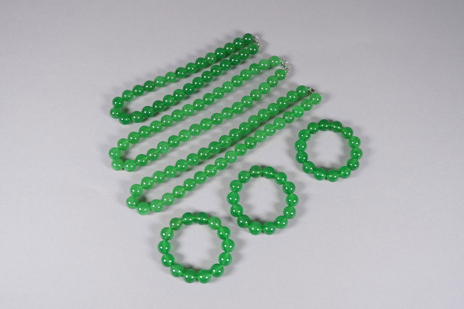 Lots Chinese apple green beaded items: Lots Chinese apple green beaded items.