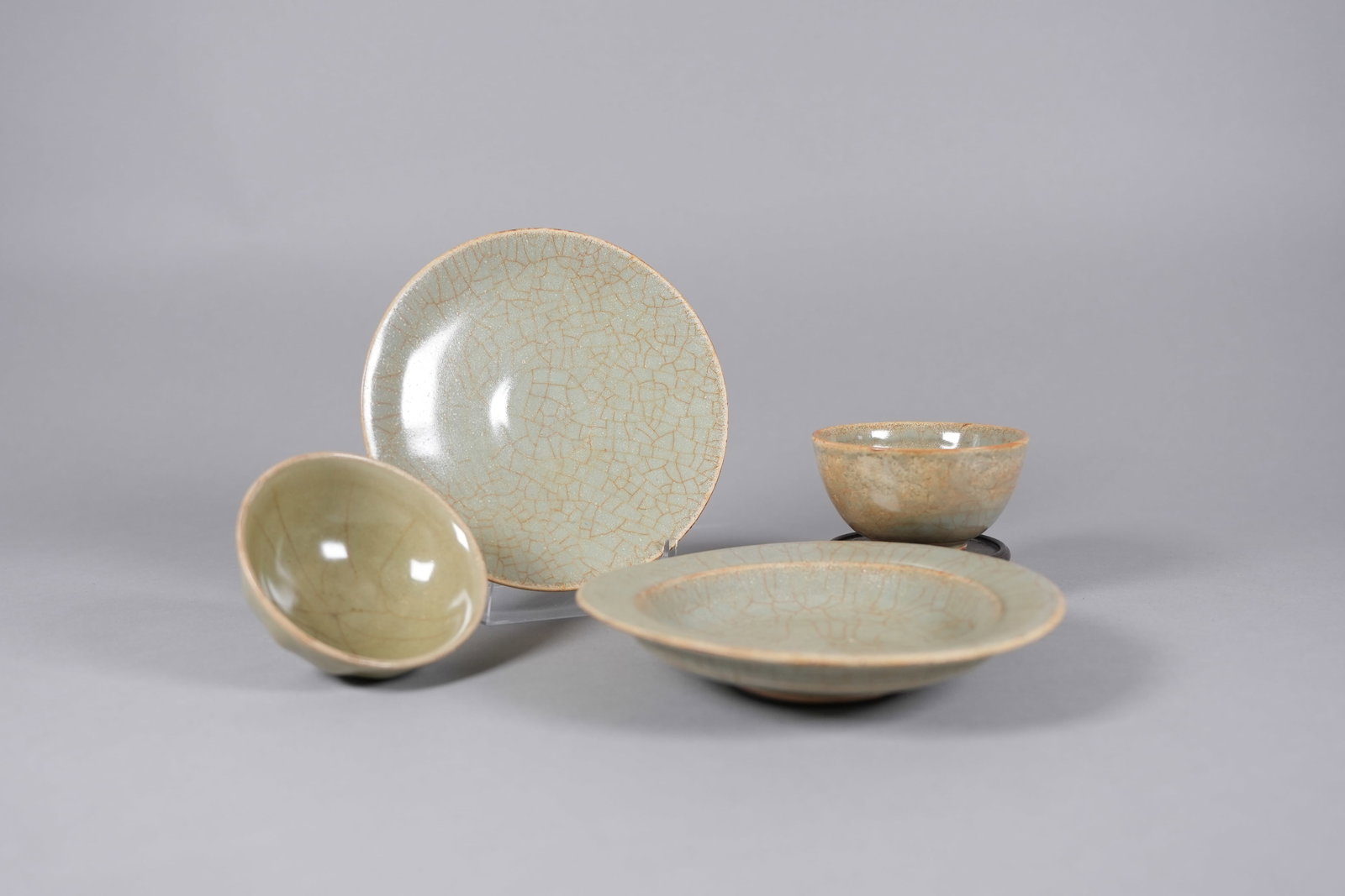 Lots Chinese fine crackled porcelains: Lots Chinese fine crackled porcelains, largest H: 1.4" x W: 7."