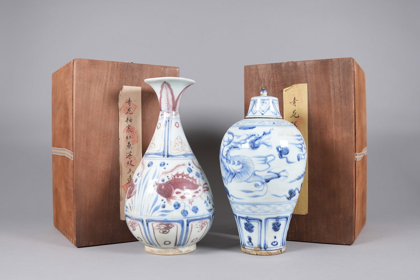 2 Chinese fine vase with wooden box: 2 Chinese fine vase with wooden box. Largest H: 11" x W: 5.8."