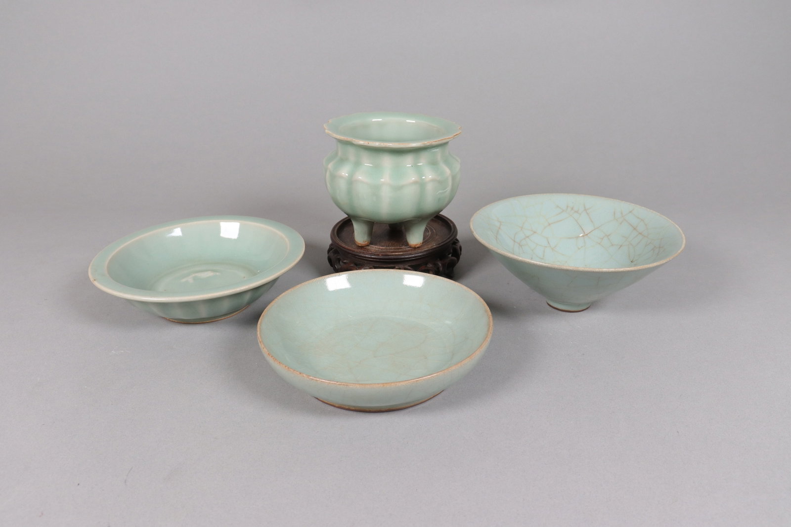 4 Chinese fine porcelains: 4 Chinese fine porcelains, largest H: 4.25" x W: 3.75."