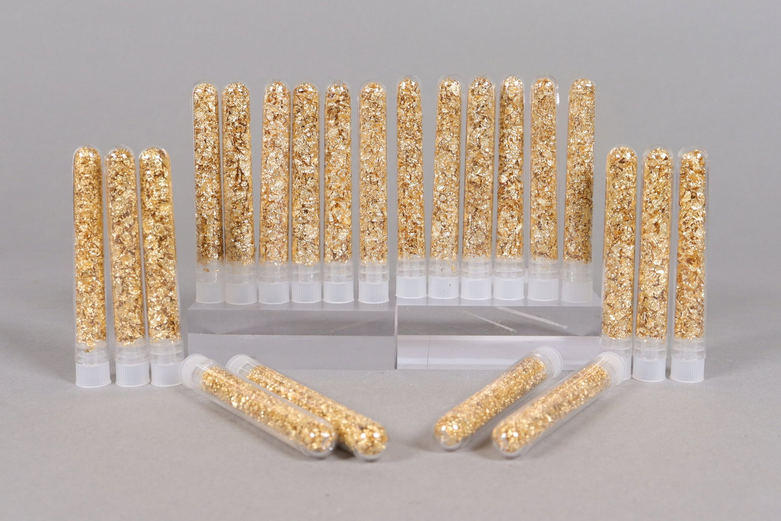 Lots gold flakes ungraded: Lots gold flakes ungraded. We do not guarantee its material, age and grading. All sales are final, no return. Condition selling it as is.