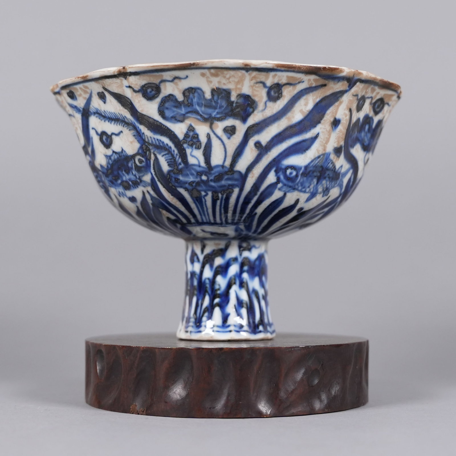 Chinese fine b/w stem cup: Chinese fine blue and white stem cup. H: 4.5" x W: 6.5."