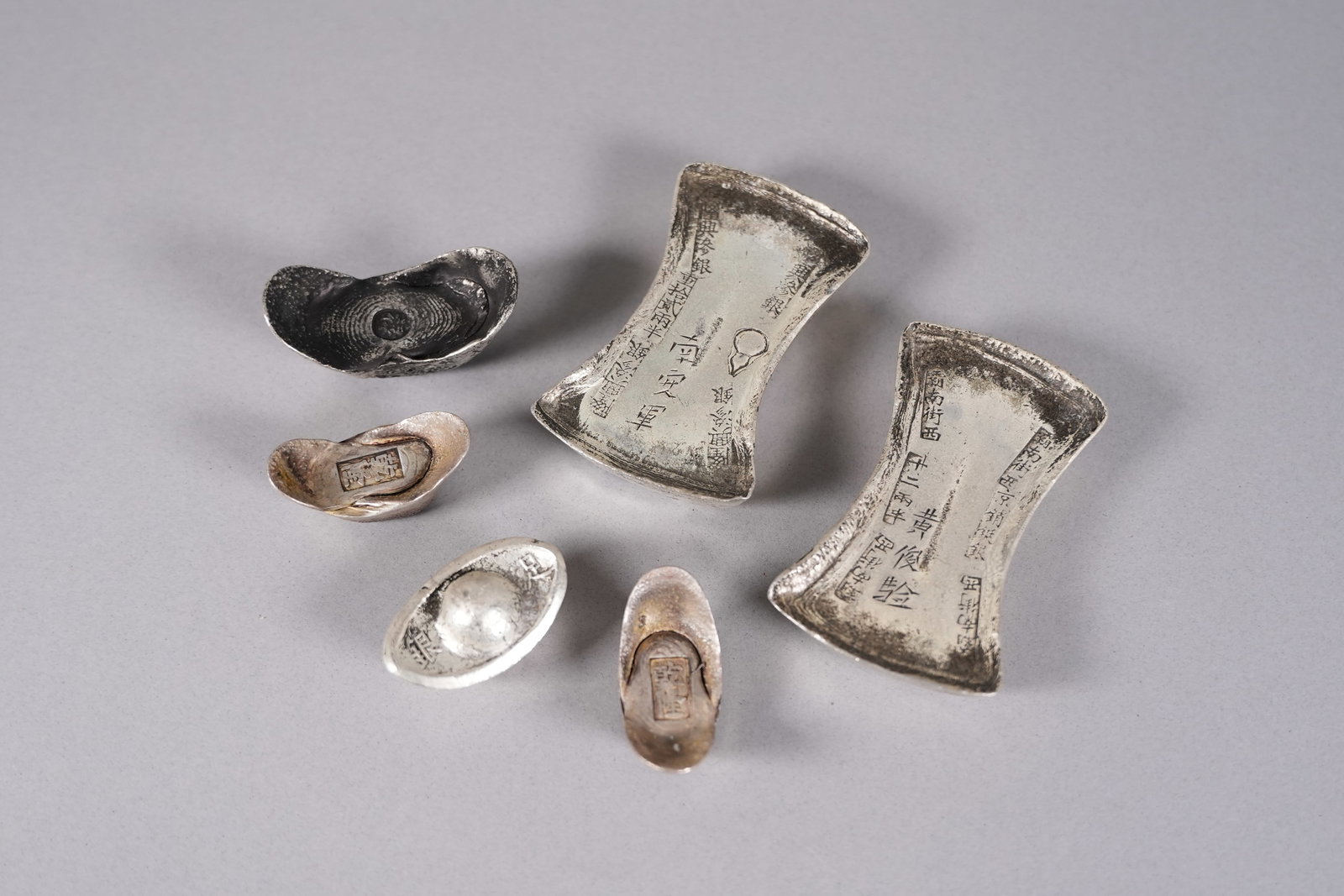 Lots Chinese ingots ungraded: Lots Chinese ingots ungraded. We do not guarantee its material, engraving, carvings, weight and age. All sales are final, no return.