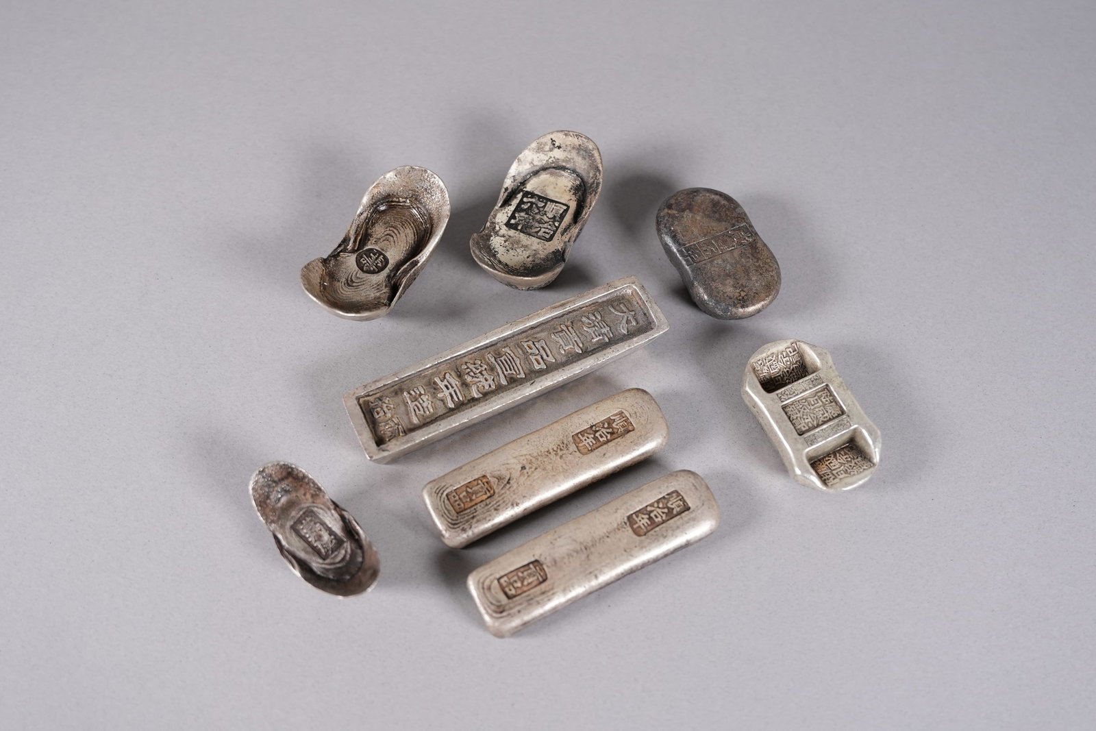 Lots Chinese ingots ungraded: Lots Chinese ingots ungraded. We do not guarantee its material, engraving, carvings, weight and age. All sales are final, no return.