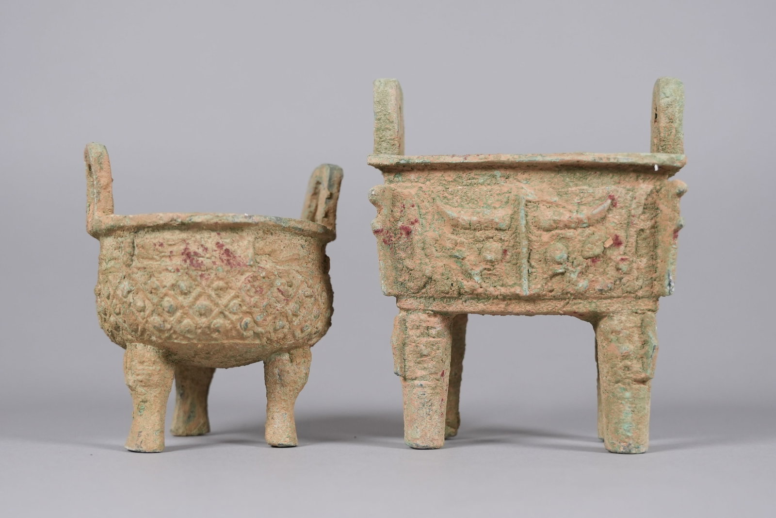 2 Chinese fine bronze vessels: 2 Chinese fine bronze vessels. Largest H: 6" x W: 5."