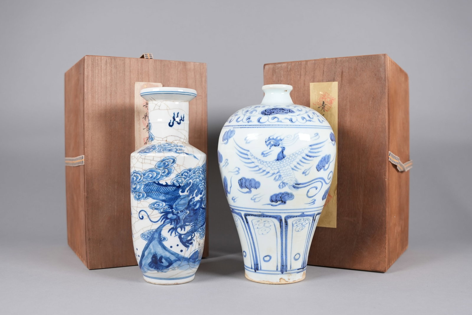 2 Chinese fine vase with wooden box: 2 Chinese fine vase with wooden box. Largest H: 11" x W: 7.5."