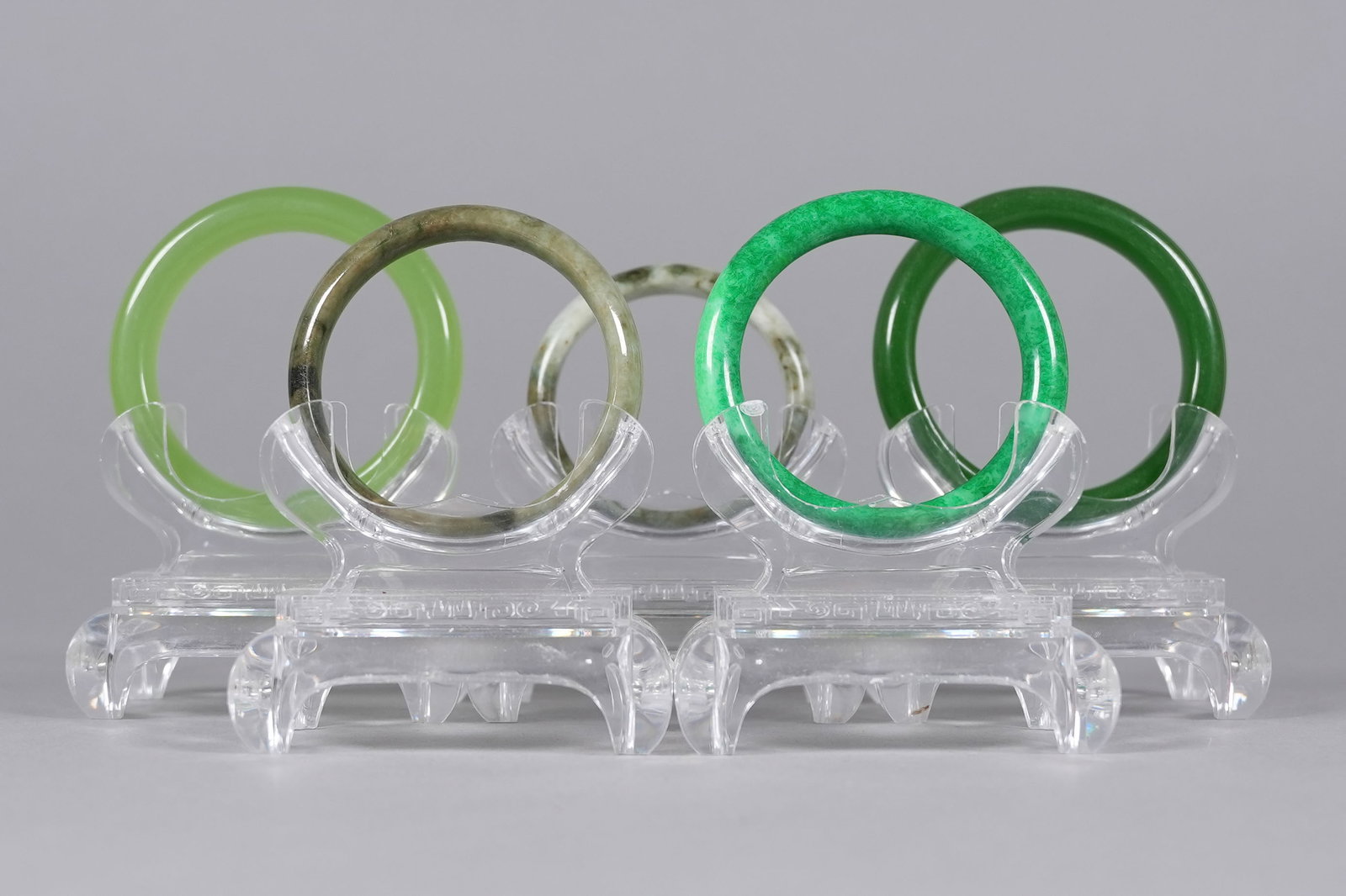 Lots Chinese fine bangles: Lots Chinese fine bangles.
