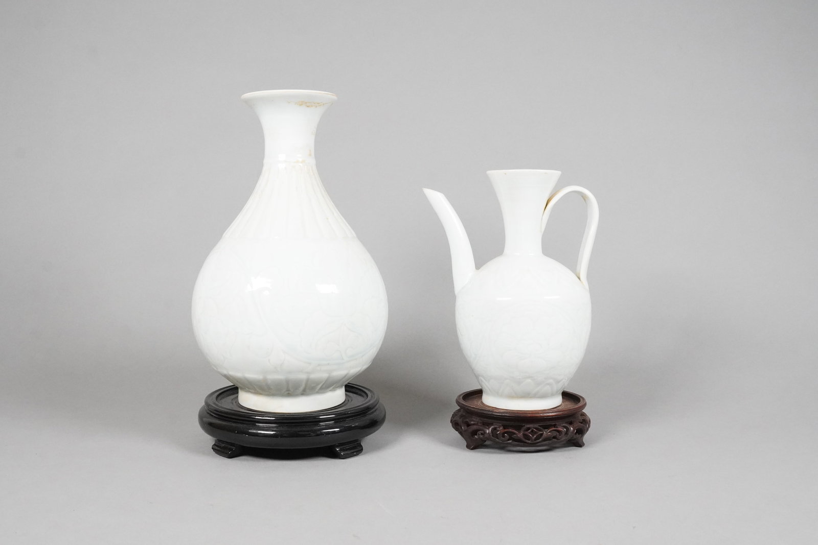 2 Chinese fine vase: 2 Chinese fine vase, largest H: 10.5" x W: 6.2."