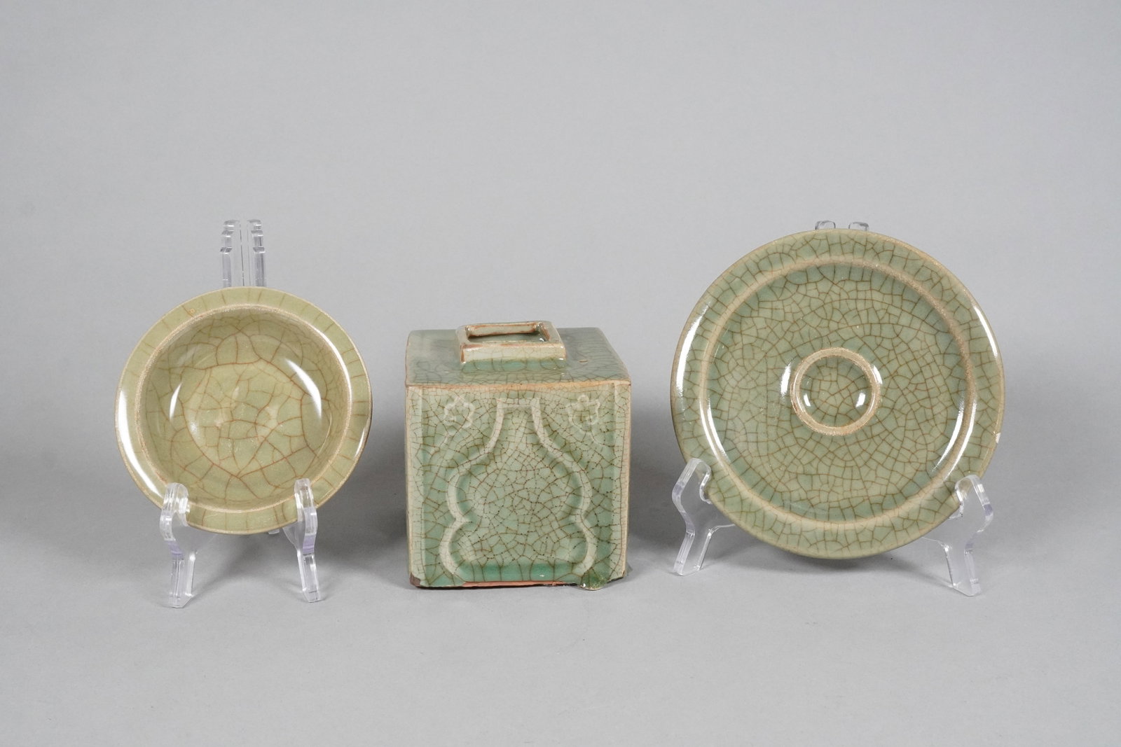 Lots Chinese fine crackled porcelains: Lots Chinese fine crackled porcelains, largest H: 4.2" x W: 4."