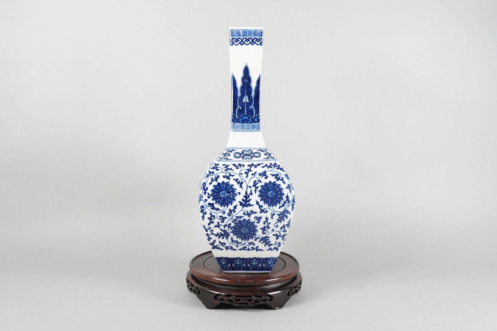Chinese fine b/w vase (1 of 7)