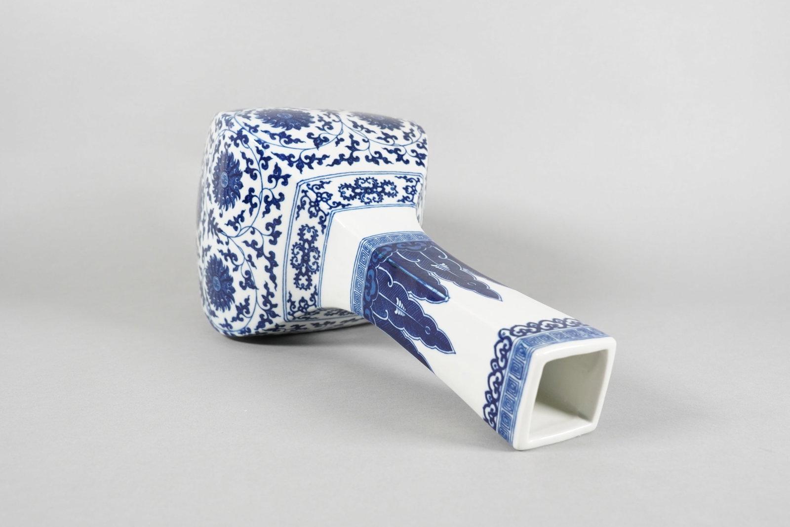 Chinese fine b/w vase - 3