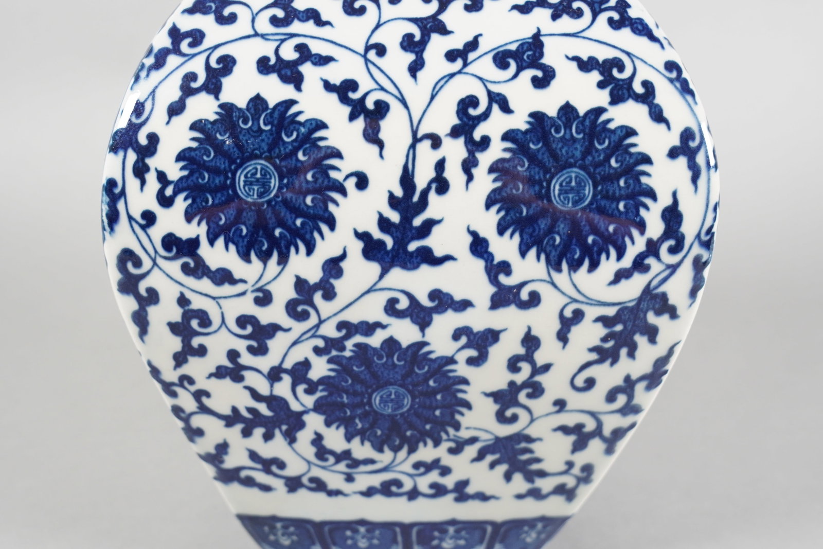 Chinese fine b/w vase - 5