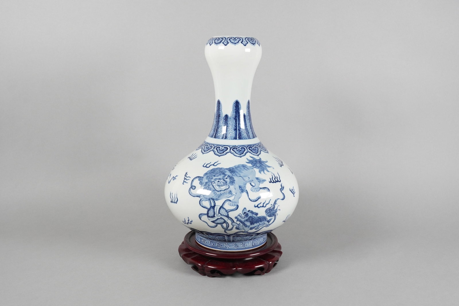 Chinese fine b/w vase: Chinese fine blue and white vase. H: 14" x W: 9."