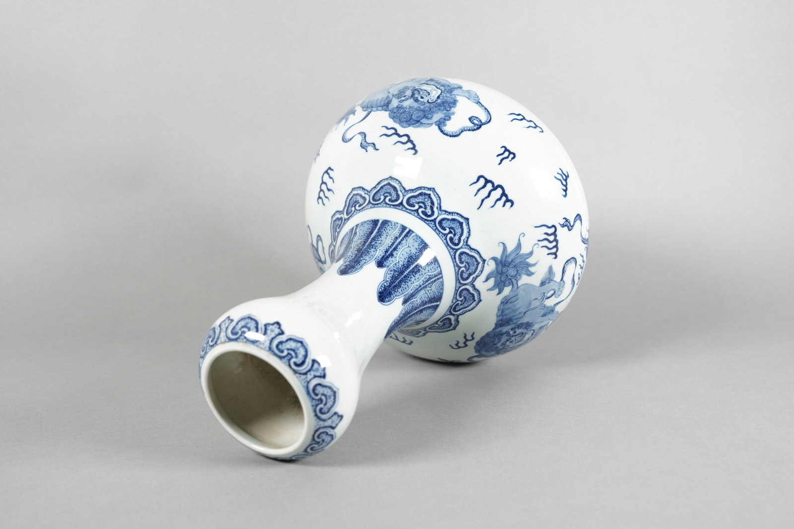 Chinese fine b/w vase - 3