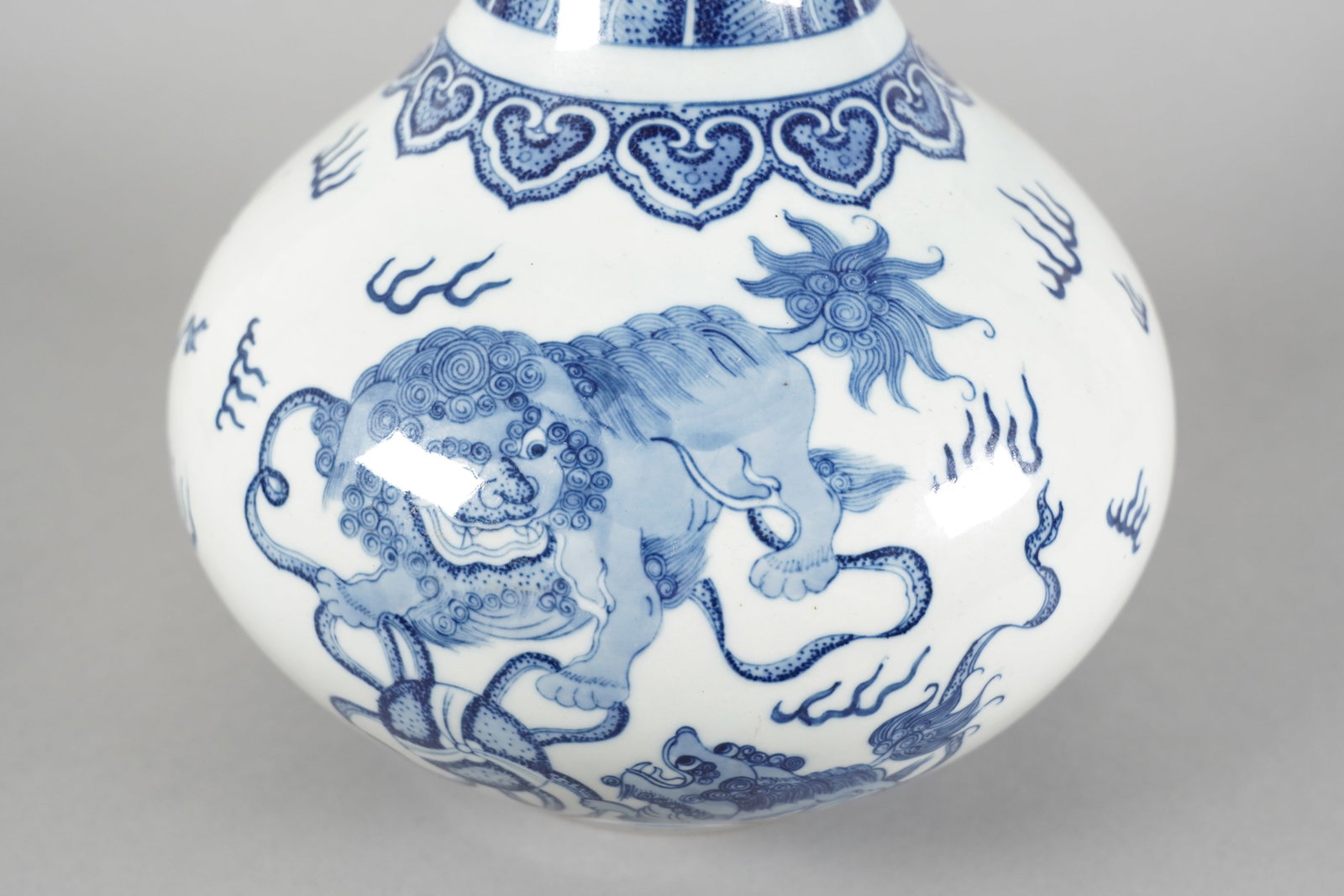 Chinese fine b/w vase - 5