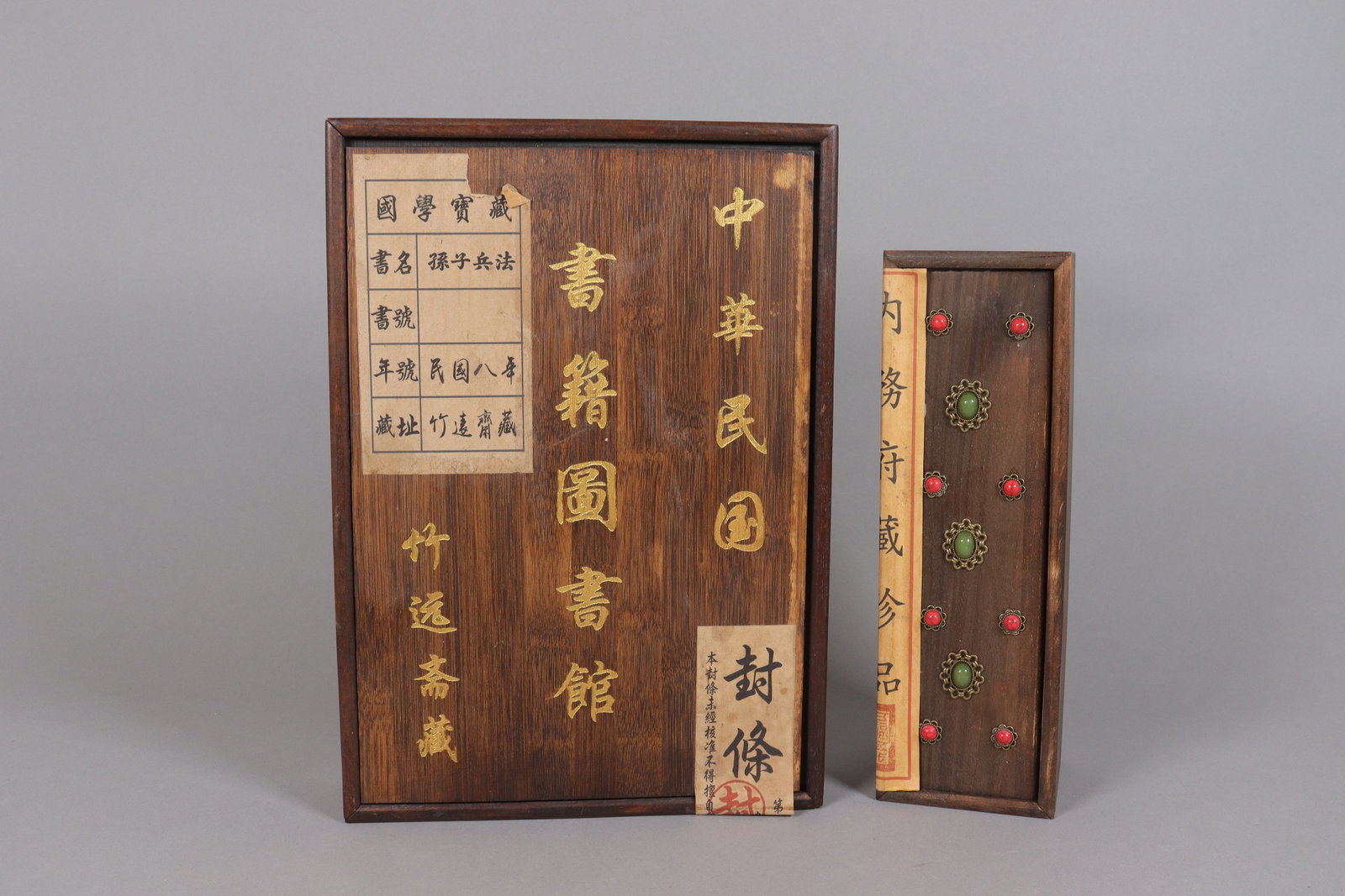 Lots Chinese scrolls in wooden box: Lots Chinese scrolls in wooden box.