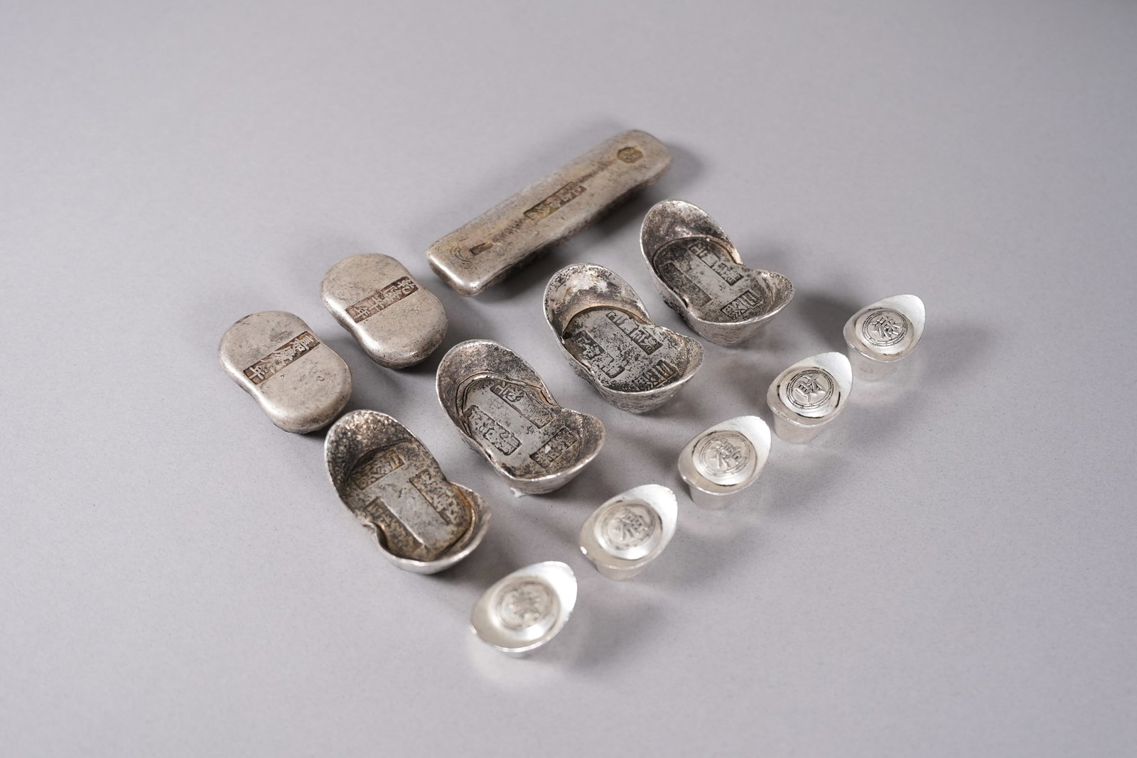 Lots Chinese ingots ungraded: Lots Chinese ingots ungraded. We do not guarantee its material, engraving, carvings, weight and age. All sales are final, no return.